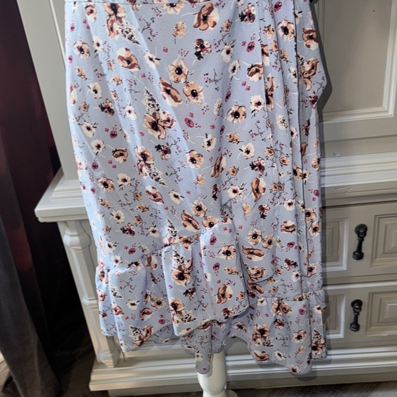 NWT Naggoo Floral V-Neck Wrap Dress Size Medium - Picture 4 of 11